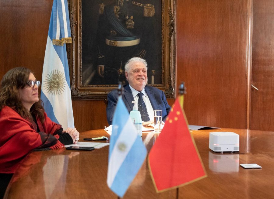 FOTO NA MINISTRO. Gin&eacute;s Gonz&aacute;lez Garc&iacute;a recibi&oacute; a una funcionaria de China.