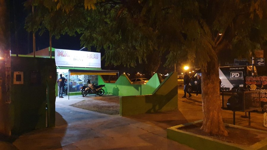 FOTO GENTILEZA LT 28 RADIO RAFAELA ESCENA DEL HECHO. El ataque de arma blanca ocurri&oacute; muy cerca de un comercio conocido de la zona, y la fiscal Fabiana Bertero acudi&oacute; al lugar.
