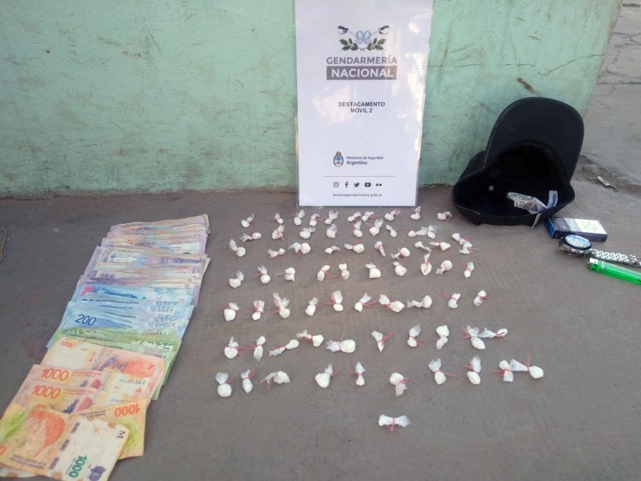 FOTO GNA ESCAPABA. Los gendarmes lo atraparon cuando se daba a la fuga con el estupefaciente y 20.200 pesos en efectivo.