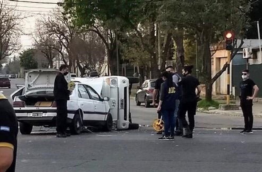 FOTO LA OPINION ACCESO AL VILLA ROSAS. La transitada esquina de Av. Santa Fe y Newbery se encuentra debidamente semaforizada.
