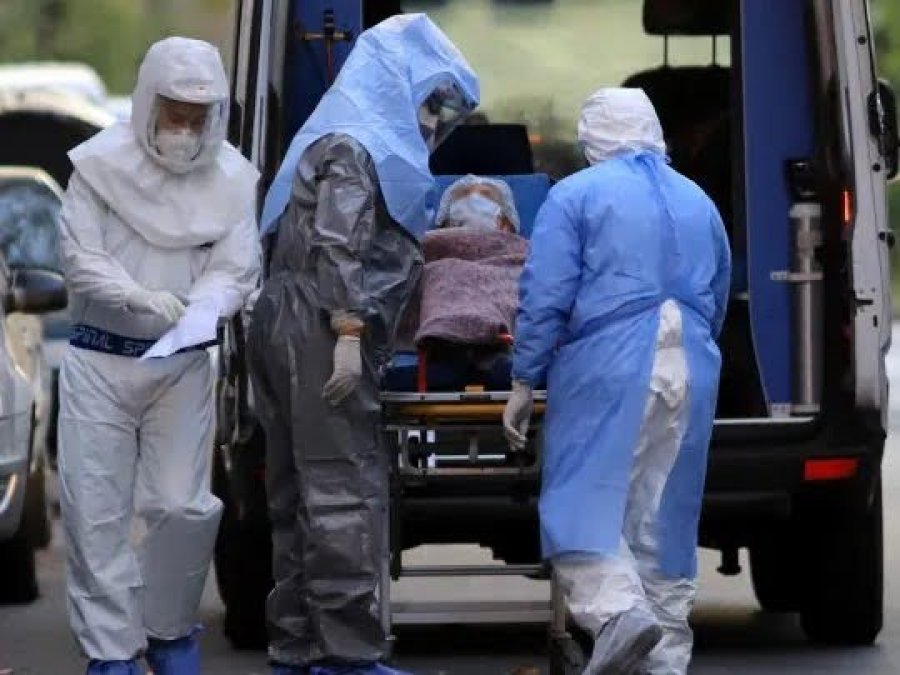 FOTO ARCHIVO CORONAVIRUS. Un paciente bonaerense es trasladado en una ambulancia.