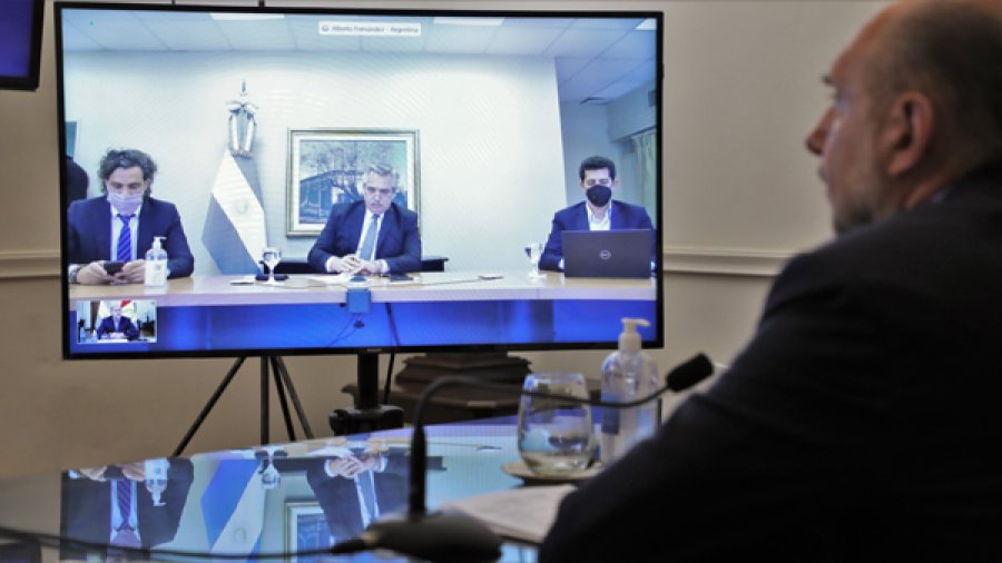 FOTO TWITTER INTERCAMBIO. El gobernador de Santa Fe, Omar Perotti, durante la videoconferencia con Cafiero, Fern&aacute;ndez y De Pedro.