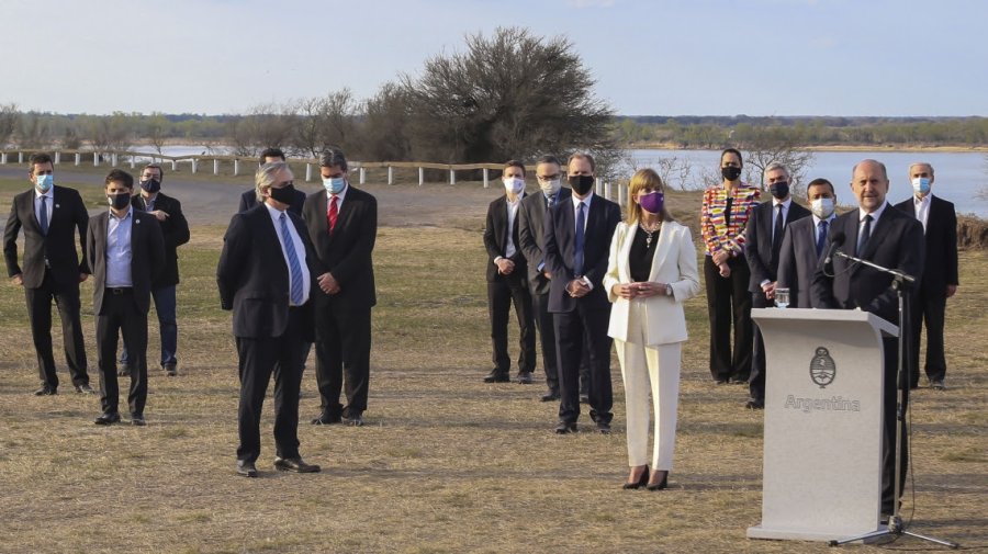 FOTO SCS CON EL RIO A LA ESPALDA. Perotti pronuncia su discurso ante la mirada del presidente Fern&aacute;ndez y otros gobernadores.
