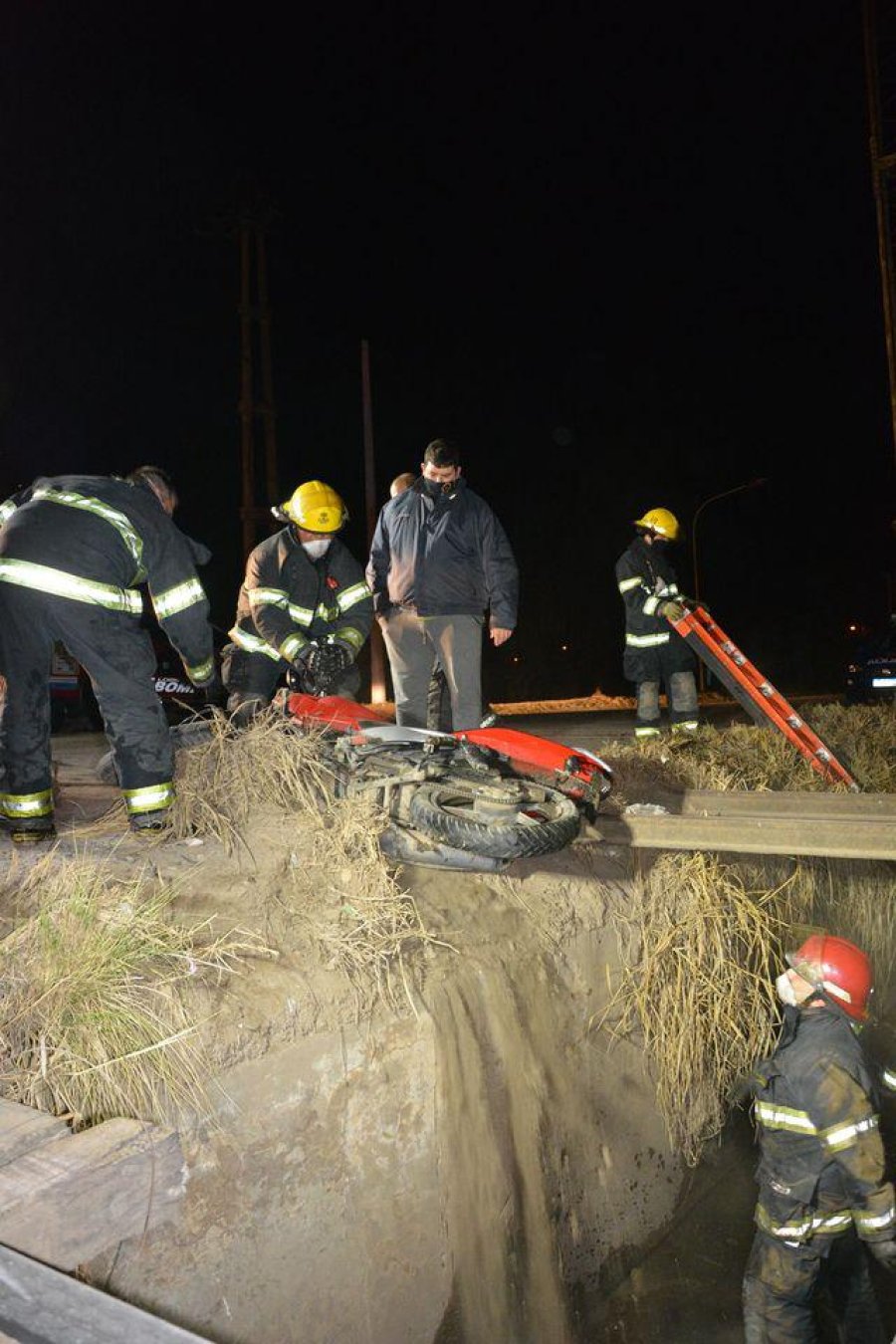 FOTO EL PERIODICO AL CANAL. El joven motociclista result&oacute; con lesiones graves y fue hospitalizado.