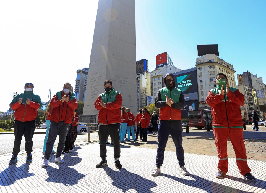 FOTO NA EN EL OBELISCO. Personal del SAME rindi&oacute; homenaje a un m&eacute;dico fallecido.