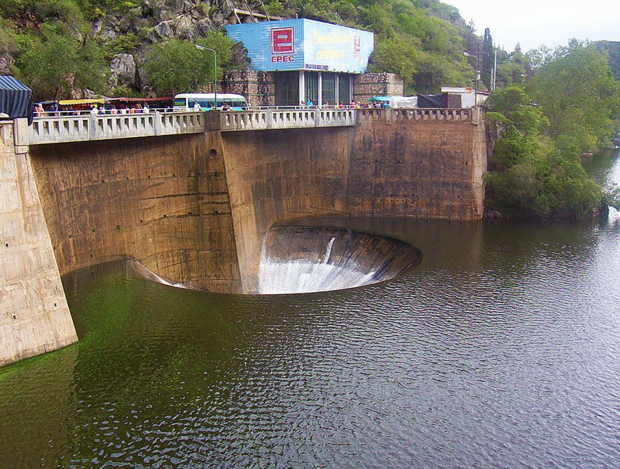 FOTO WEB EMBUDO. La piedra arrojada da&ntilde;a el correcto funcionamiento de la represa.
