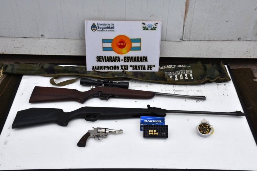 FOTO LA OPINION ARMADO HASTA LOS DIENTES. El camionero llevaba un rev&oacute;lver, una carabina, un rifle de aire comprimido y municiones.