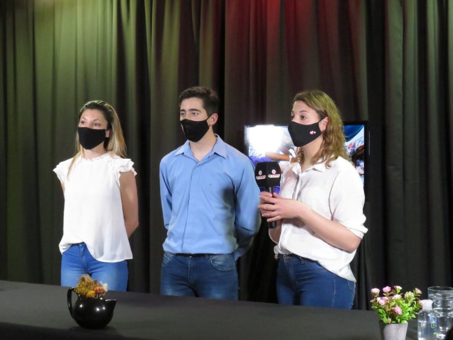 FOTO PRENSA MUNICIPALIDAD// LANZAMIENTO./ La mesa que presidió el encuentro de presentación. COORDINADORES// Los jóvenes que están al frente del nuevo organismo.