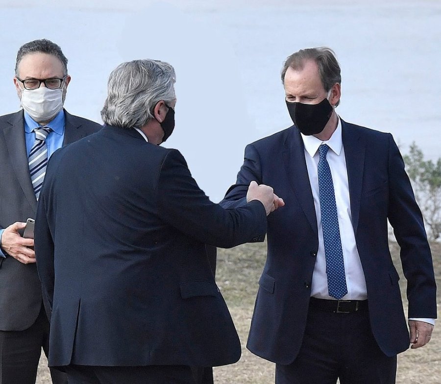 FOTO NA EN SANTA FE. Bordet choca su pu&ntilde;o a modo de saludo con el presidente Fern&aacute;ndez, el viernes pasado.