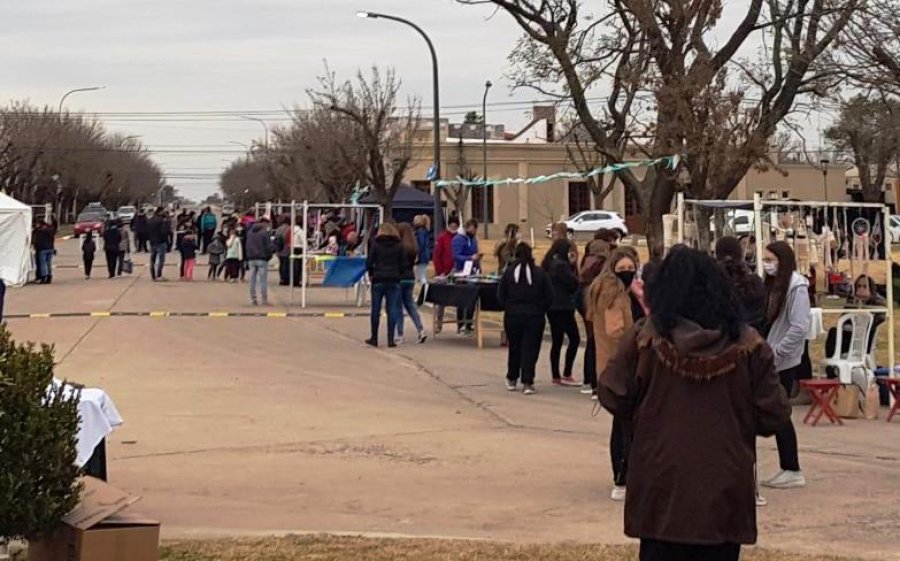 FOTO PRENSA COMUNA// ALUMBRADO// José Barbero visitó la obra en ejecución. FERIA// Se llevó a cabo el pasado lunes en el marco de los festejos patronales.