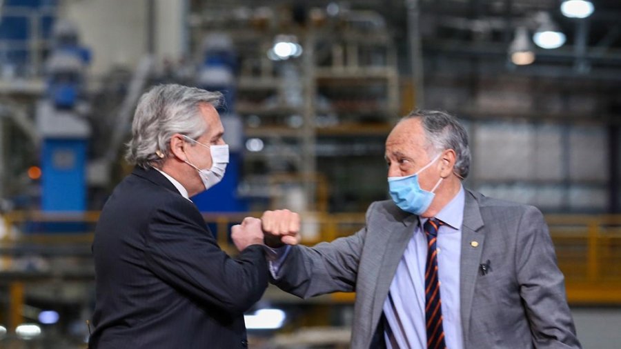 FOTO NA EN SINTEPLAST. Fern&aacute;ndez y Acevedo se saludan con sus brazos.