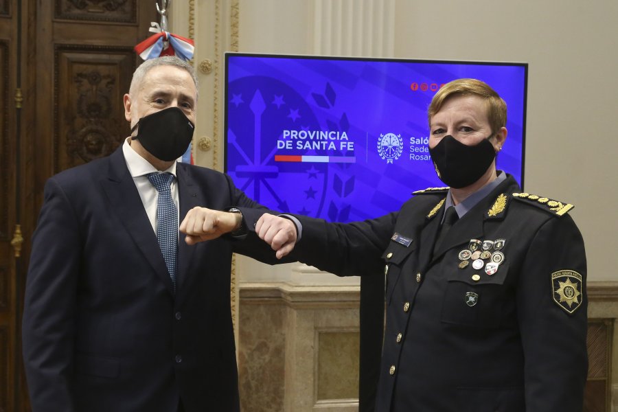 FOTO MIN. DE SEG. NUEVOS SOCIOS. El titular de la cartera de Seguridad, Marcelo Sain, junto a la nueva jefa de la polic&iacute;a provincial Emilce Chimenti.