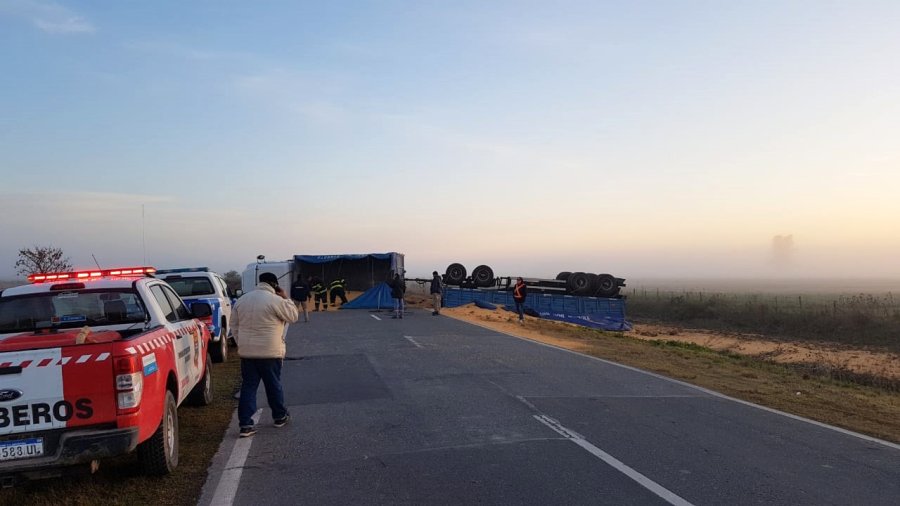 FOTO JPSF 44 KM AL SUR DE NUEVO TORINO. El vuelco del cami&oacute;n fue en la localidad de San Mariano.