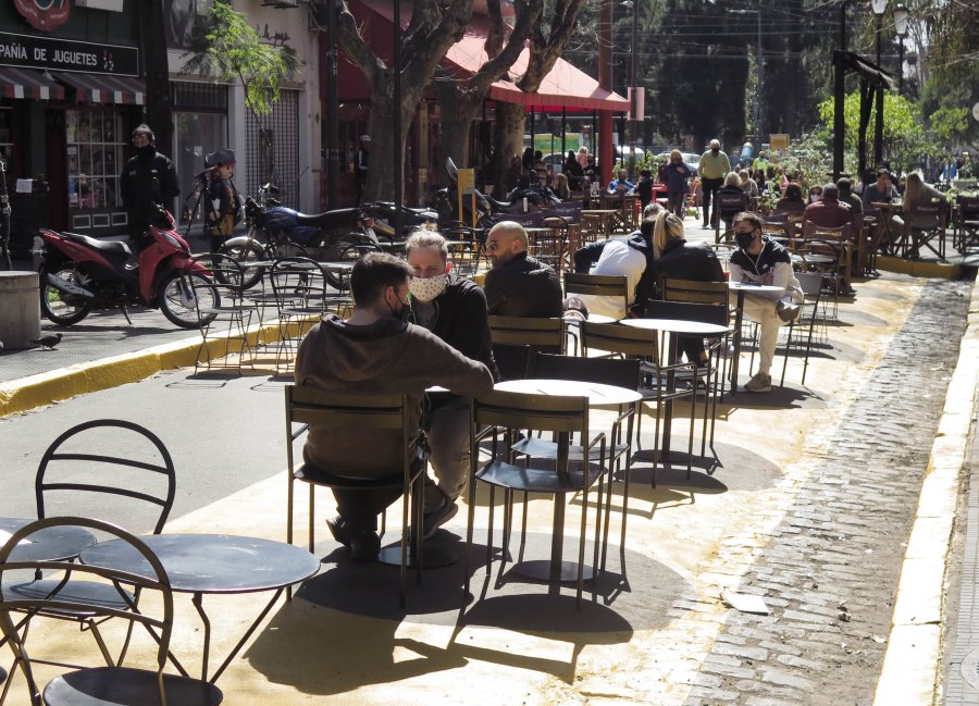 FOTO NA APERTURA. La gastronom&iacute;a trabaj&oacute; en espacios abiertos en Buenos Aires.