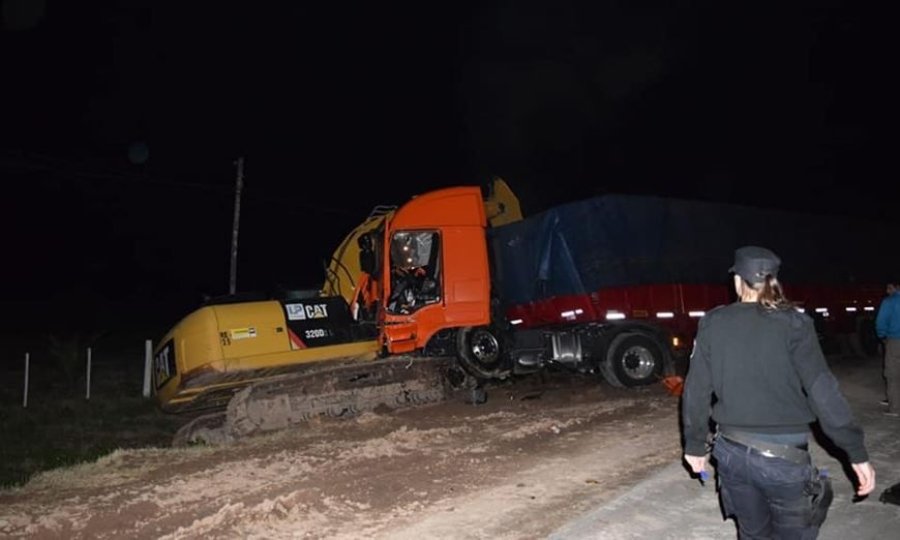 FOTO SUNCHALES DIAXDIA EN ZIGZAG. El camionero no ten&iacute;a todos los sentidos alerta y embisti&oacute; una CAT de la obra de la Autopista.
