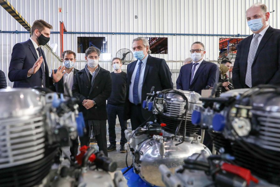 FOTO NA RECORRIDA. Fern&aacute;ndez con otros funcionarios en la planta del Grupo SIMPA.