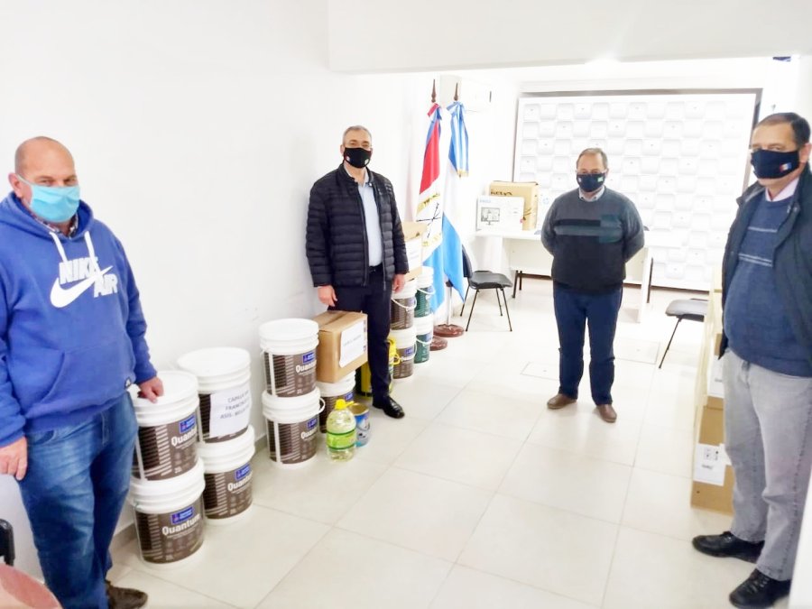 FOTO PRENSA AC// ENTREGA// Los involucrados en el programa al recibir el aporte entregado por el legislador.