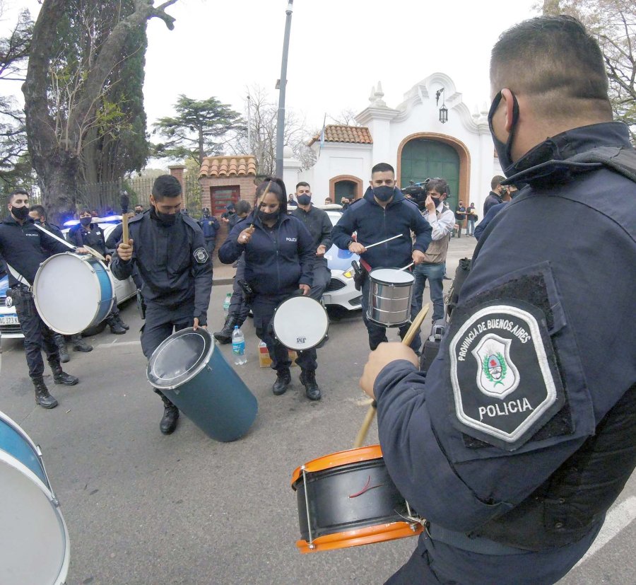 FOTO NA OLIVOS. Efectivos de la Polic&iacute;a Bonaerense frente a la Quinta Presidencial.