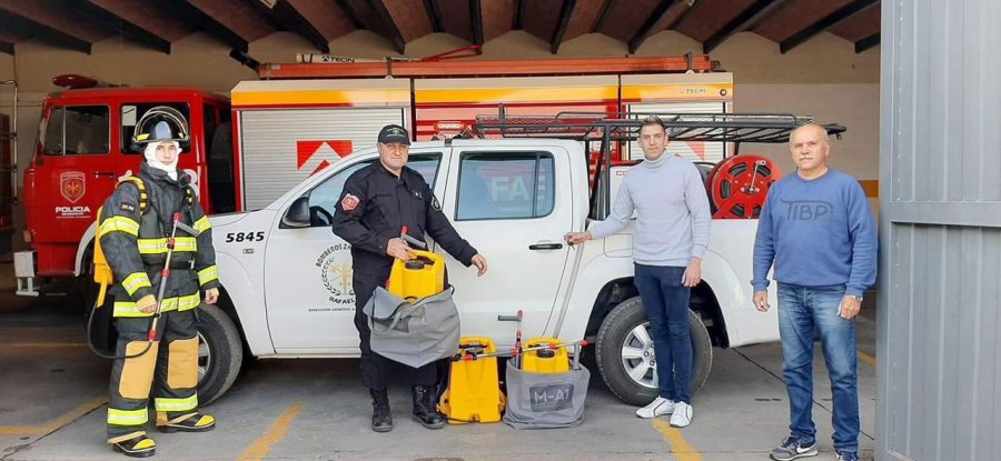 FOTO LA OPINION CAMIONETA Y EQUIPO. Recibidos por el suboficial Jes&uacute;s Barrale y el subcomisario Fernando Bonetto. Entregan los presidente y vice, Gerardo Brarda y Carlos Rodr&iacute;guez.