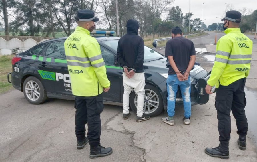 FOTO JPSF DOS DETENIDOS. La alcoholemia dio 1,25 gramos/litro.