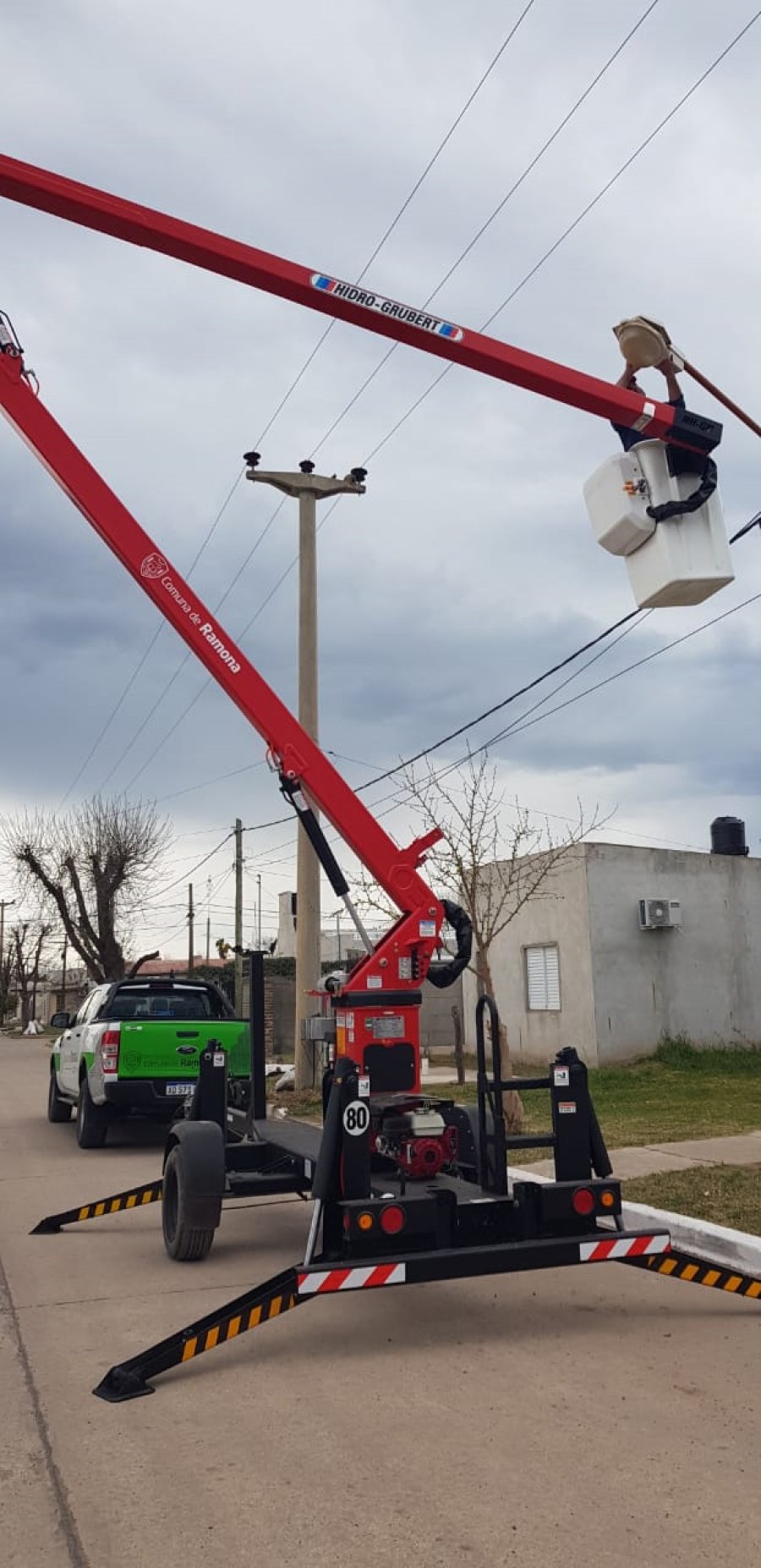 FOTO PRENSA COMUNA// PACTO GLOBAL// El instante en que fue suscripta la carta de intención que posiciona a Ramona a nivel internacional. ALUMBRADO// Con el hidroelevador realizan tareas de mantenimiento.