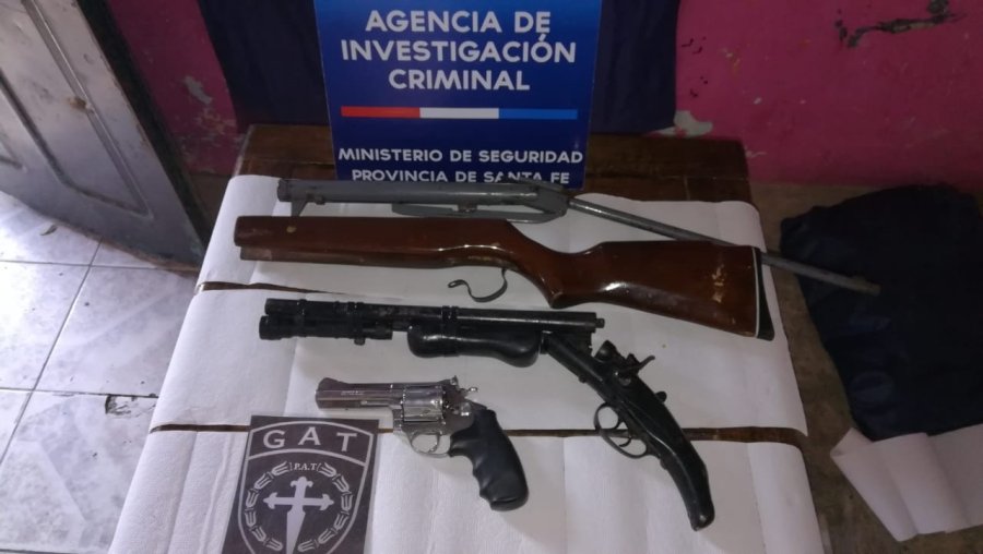 FOTO JPSF EN ROSARIO. Hab&iacute;a 8 celulares, 1 pistol&oacute;n de dos ca&ntilde;os, un rev&oacute;lver y un rifle.