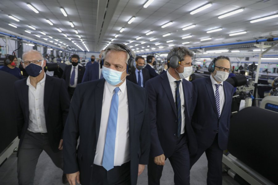 FOTO NA EN SAN JUAN. Fern&aacute;ndez y el gobernador U&ntilde;ac en una industrial textil.