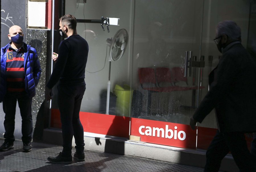FOTO NA EN LLAMAS. En la City porte&ntilde;a reinaba la incertidumbre durante el debut del cepo recargado.