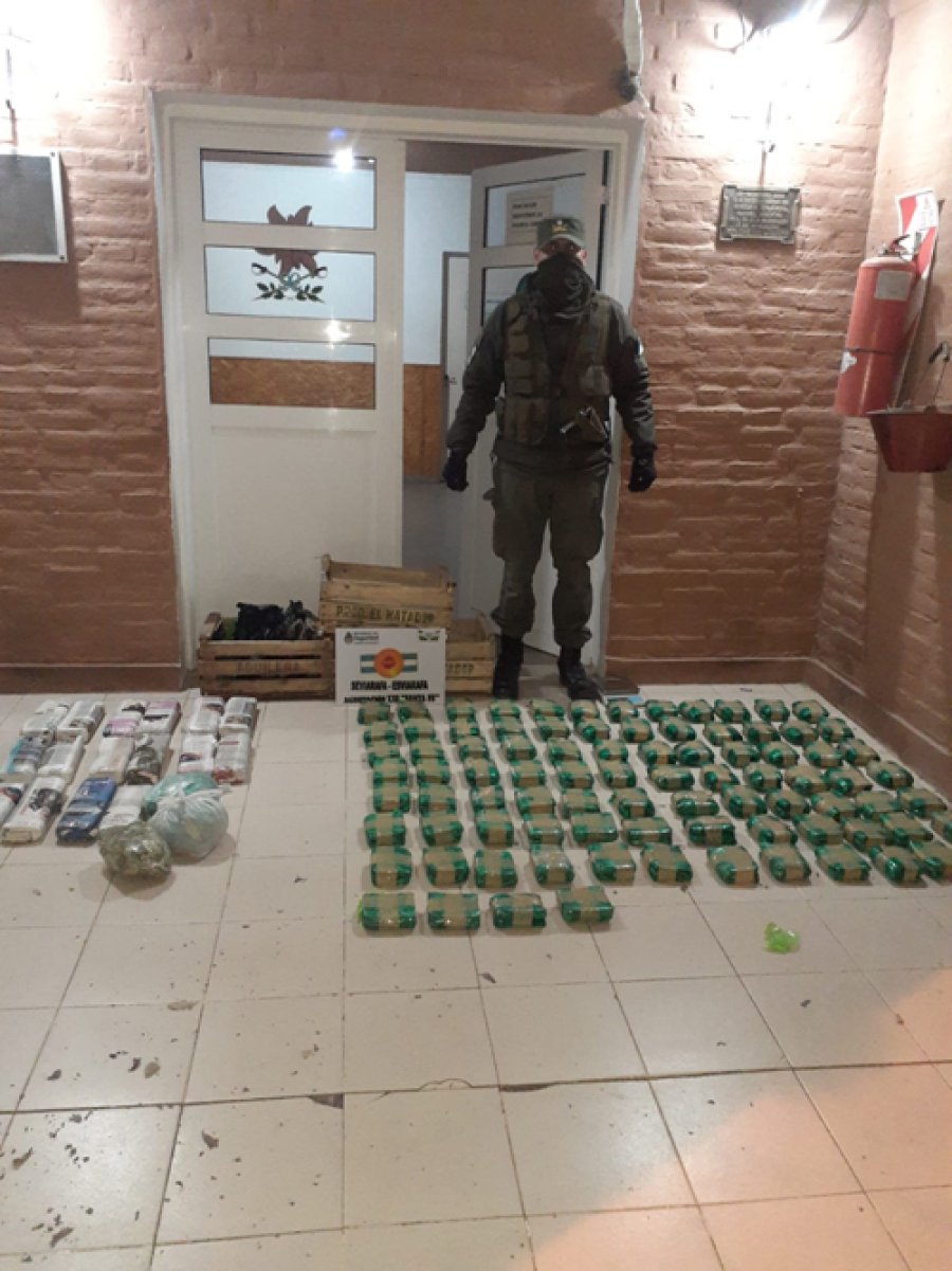 FOTO GNA CARGA DISIMULADA. El aval&uacute;o aproximado del precursor de la coca&iacute;na incautado es de $ 775.000.