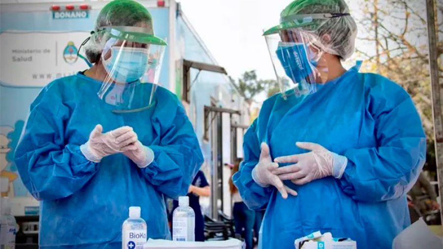 FOTO NA EN PRIMERA LINEA. Personal de la salud cumpliendo su tarea solidaria.