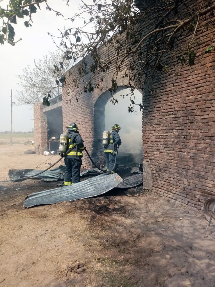 FOTO LA OPINION EL GALPON. Las llamas llevaron todo por delante, pero Bomberos evitaron la explosión de un tanque de combustible.   FOTO LA OPINION TAREA CUMPLIDA. Así quedó el galpón ya extinguidas las llamas.