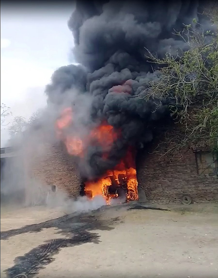 FOTO LA OPINION EL GALPON. Las llamas llevaron todo por delante, pero Bomberos evitaron la explosi&oacute;n de un tanque de combustible.   FOTO LA OPINION TAREA CUMPLIDA. As&iacute; qued&oacute; el galp&oacute;n ya extinguidas las llamas.