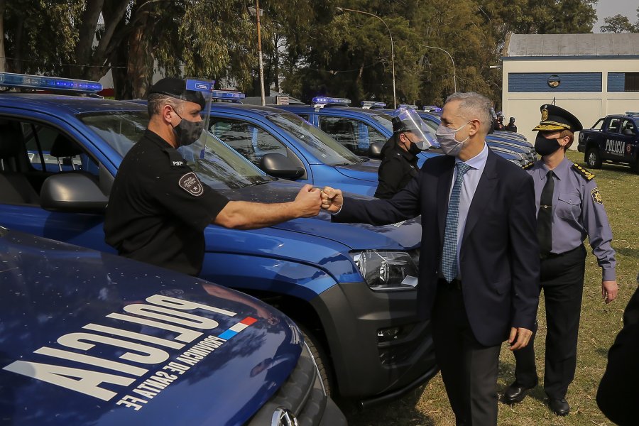 FOTO MIN. DE SEG. ENTREGA. El ministro Sain en la ceremonia de entrega en Rosario.
