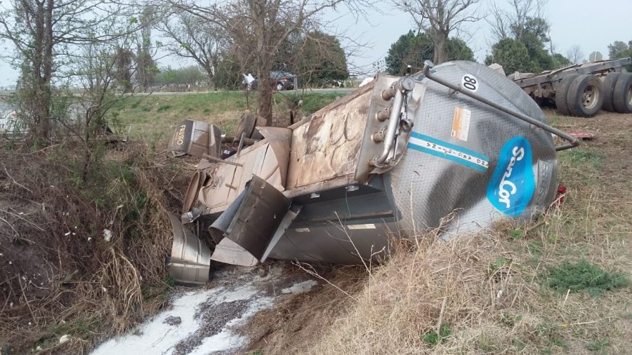 FOTO LA OPINION CAMION CISTERNA. Volc&oacute; en la cuneta desparramando el l&iacute;quido alimento.