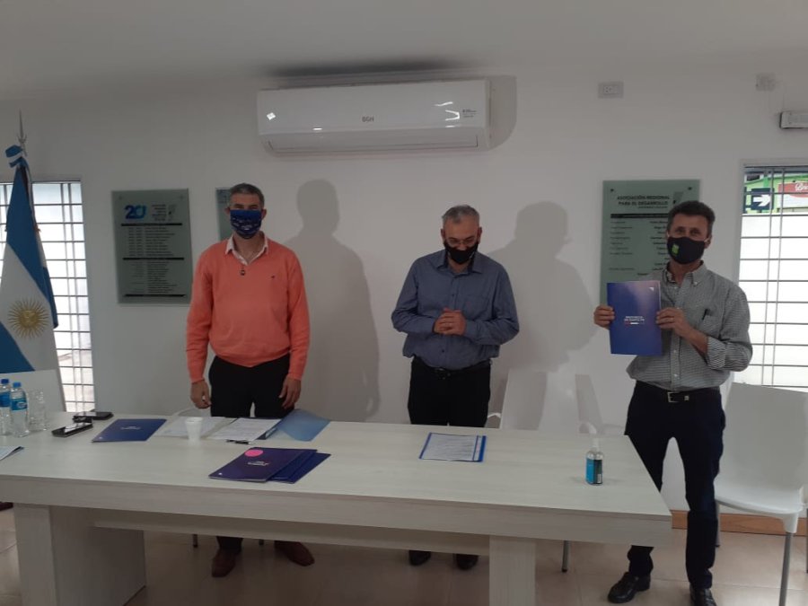 FOTO SCS// ENTREGA./ Kaufmann, Calvo y Sola en el acto de Tacural.