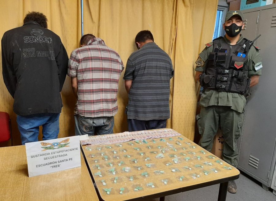 FOTO GNA UNO MENOS. Los detenidos junto al estupefaciente incautado.