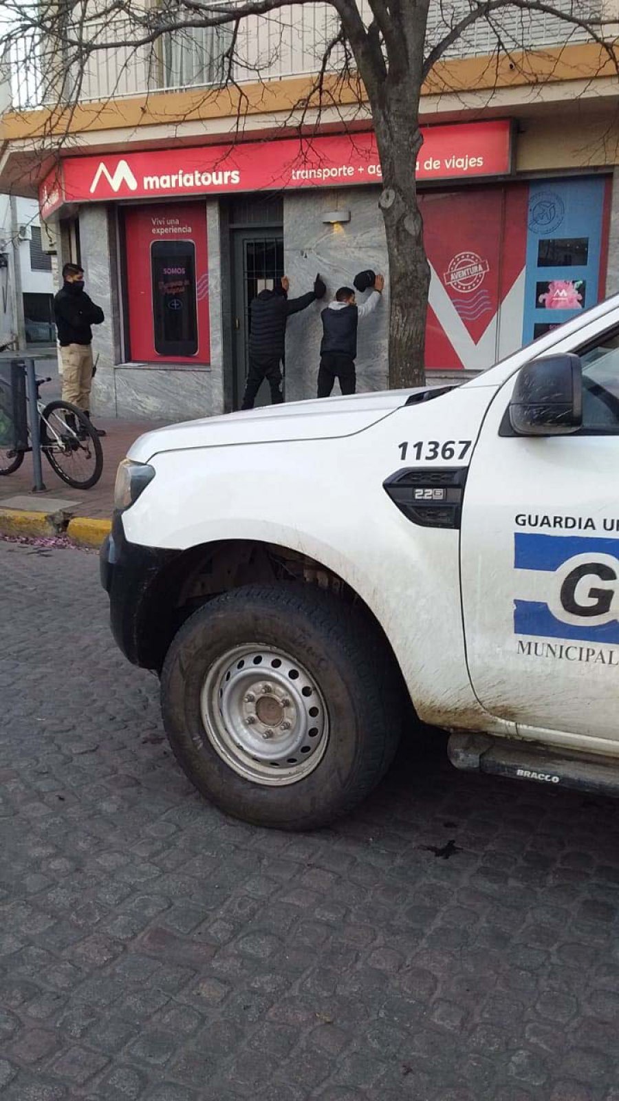 FOTO LA OPINION ARRESTADOS. LA GUR los demor&oacute; y la Polic&iacute;a los arrest&oacute;. Tienen 15 y 16 a&ntilde;os.