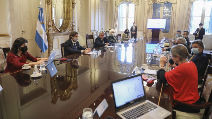 FOTO NA ENCUENTRO. Fern&aacute;ndez con sus funcionarios y los expertos en salud.