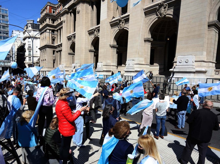 FOTO NA EN TRIBUNALES. Manifestantes contra el desplazamiento de los tres jueces.