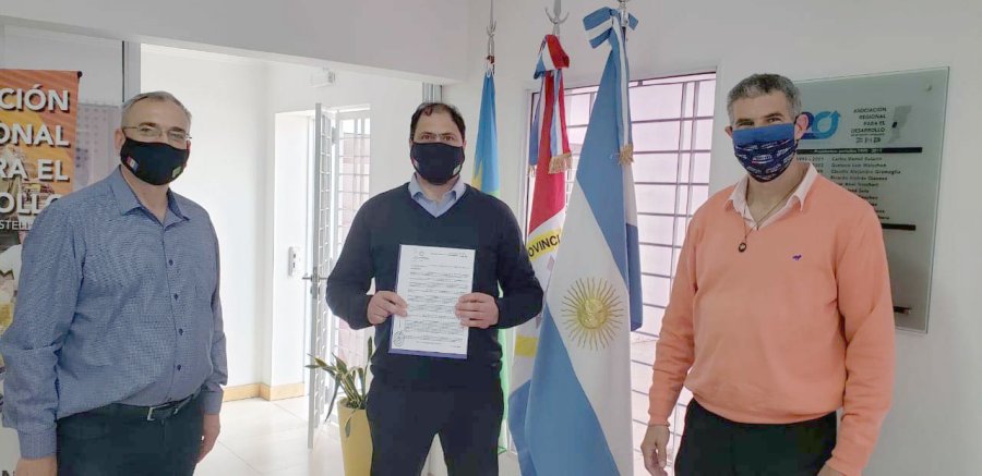FOTO PRESNA COMUNA// OBRAS MENORES// Alcides Calvo, Jos&eacute; Barbero y Carlos Kaufmann. BECADOS//Los estudiantes beneficiados junto a Jos&eacute; Barbero. ALUMBRADO//La Comuna trabaja en la concreci&oacute;n de la obra.