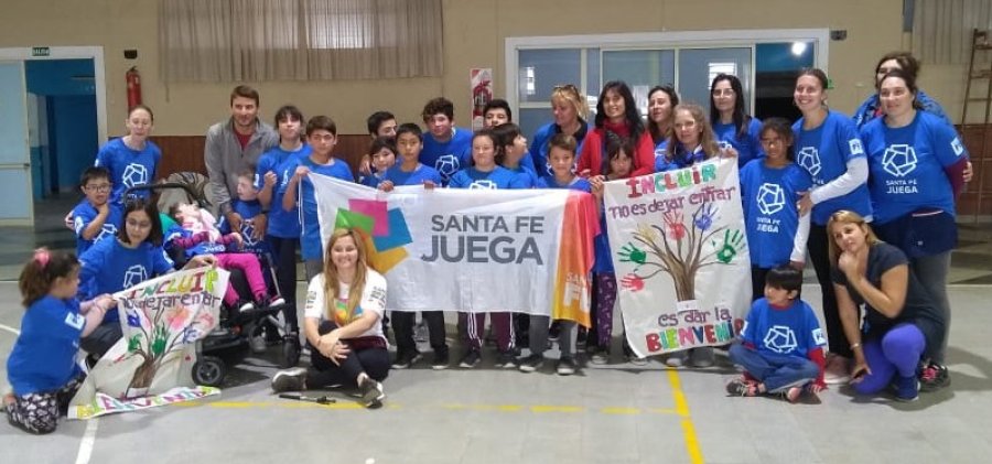 COMUNIDAD EDUCATIVA// Los alumnos y sus docentes, celebran el aniversario. GILDA GANDOLFI// Directora del establecimiento educativo.