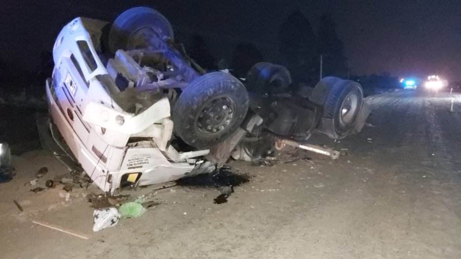 FOTO LA OPINION CAMION FORD ESI-100. Llevaba c&aacute;scara de lim&oacute;n y volc&oacute; en el siniestro vial.