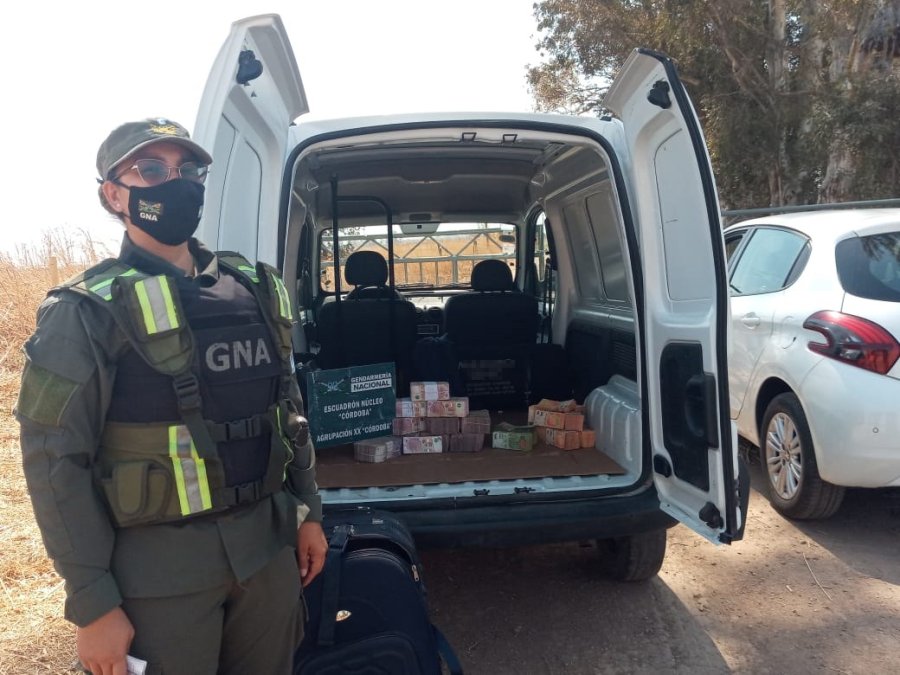 FOTO GNA DETENIDO. El conductor dijo no poseer ning&uacute;n tipo de remito ni constancia que avale la procedencia de la cifra millonaria.