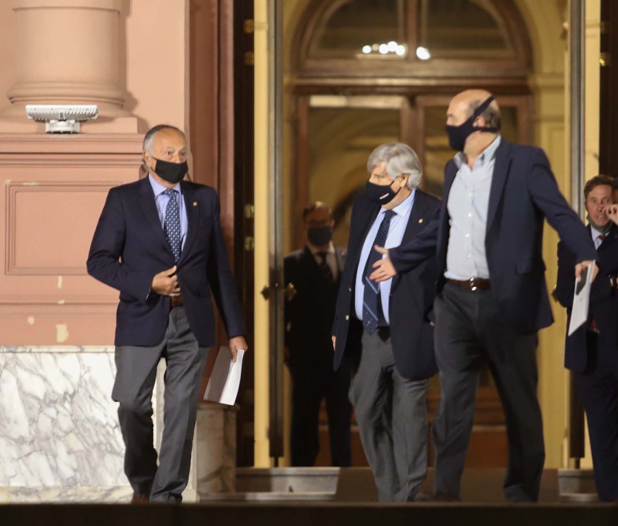 FOTO NA INDUSTRIALES. Se retiran de Casa Rosada tras asistir a los anuncios.