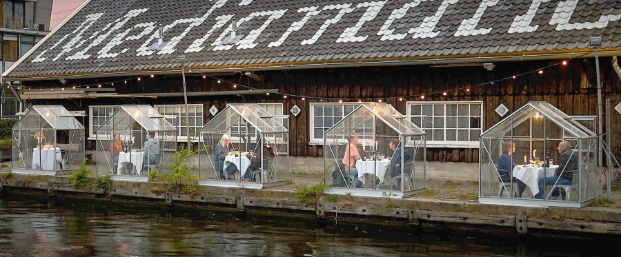 FOTO INTERNET BARCELONA. Poco movimiento, chicas con muy poco trabajo.  FOTO INTERNET AMSTERDAM. Restaurantes con medidas preventivas sobre el espacio público.