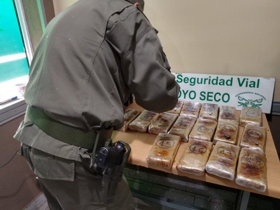 FOTO GNA DROGAS. Personal de Gendarmer&iacute;a inspeccion&oacute; los bultos interdictados.