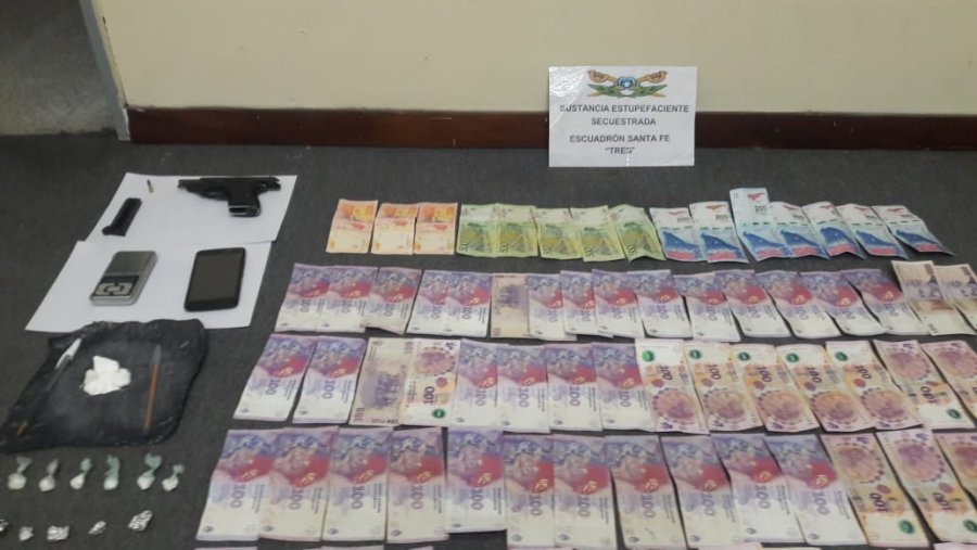 FOTO GNA 29 GRAMOS Y DINERO EN EFECTIVO. El detenido repart&iacute;a el estupefaciente en una moto.