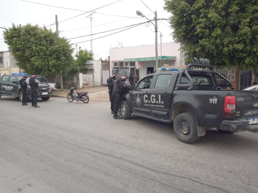 FOTO LA OPINION ACORRALADOS. Los dos menores, de 17 a&ntilde;os, fueron detenidos a metros del lugar por el Cuerpo Guardia de Infanter&iacute;a.