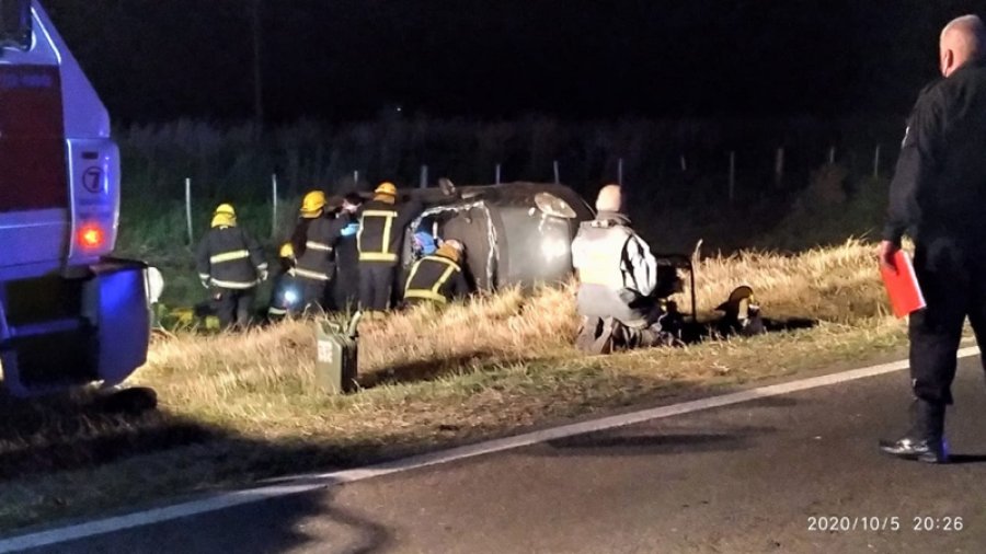 FOTO MOVIL QUIQUE FIAT PUNTO. El veh&iacute;culo automotor volc&oacute; y hubo heridos.