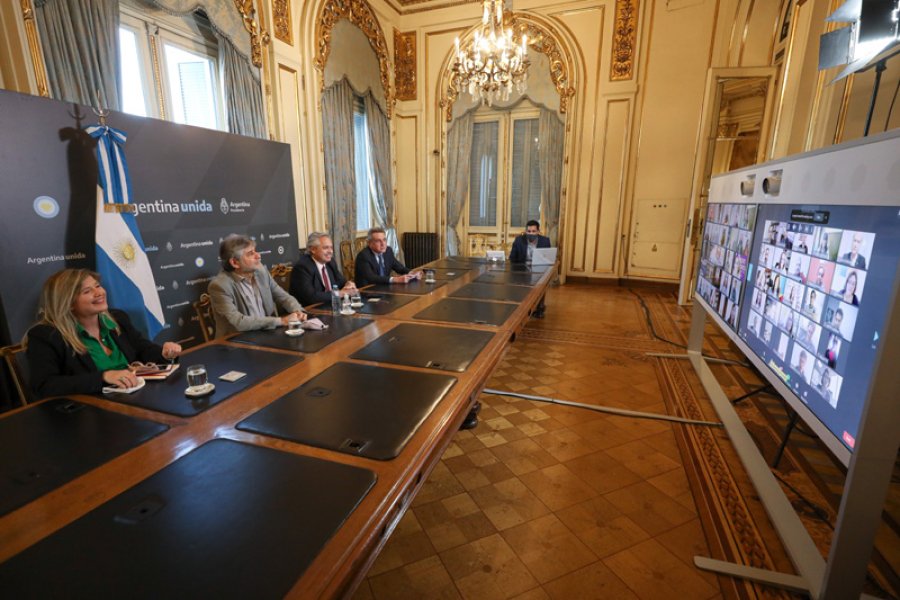 FOTO NA VIDEOCONFERENCIA. Fern&aacute;ndez y la Corriente Nacional de la Militancia.